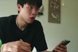 饺子尺寸对杨瀚森很正常但翻译吃两个就饱了🤣杨瀚森一脸疑惑